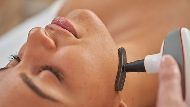 Femme reçois un traitement anti-âge à l'aide du matériel médical INDIBA® Deep Beauty