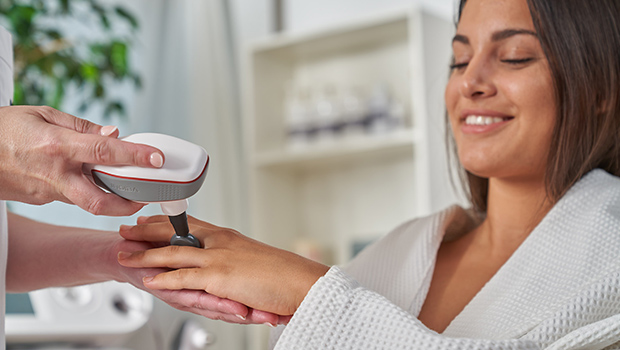 Femme souriante reçois un traitements médical INDIBA® Deep Beauty
